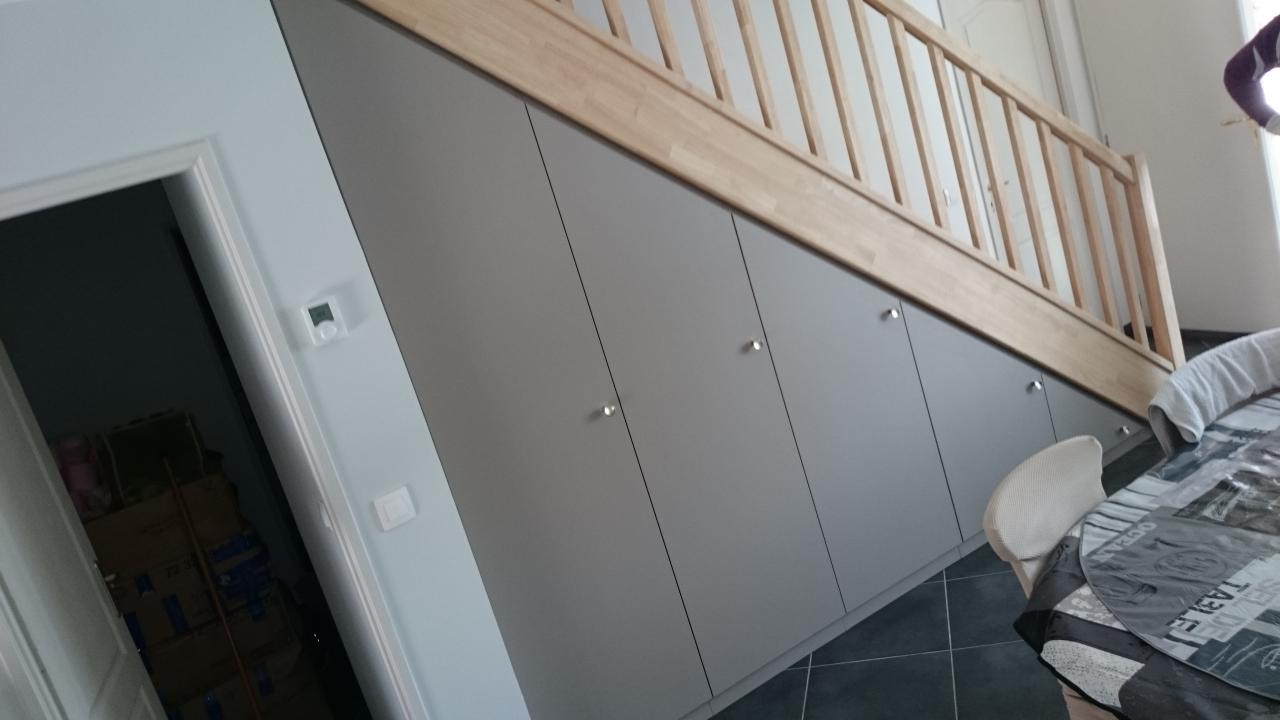 sous escalier couleur argile