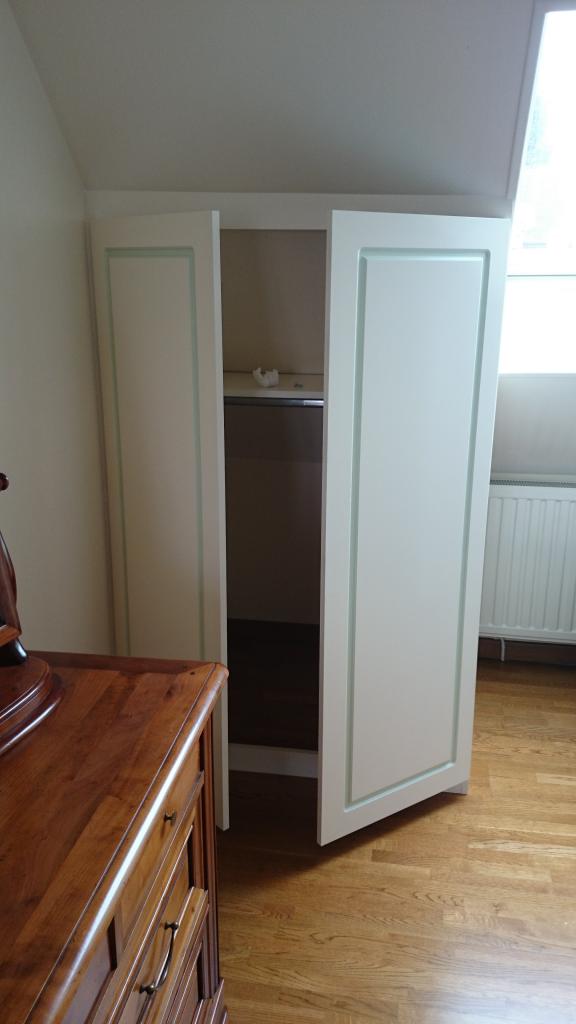 coté penderie, avec portes battantes moulurées peintes